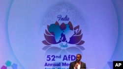 Le président de la Banque africaine de développement Akinwumi Adesina, prend la parole lors de la réunion annuelle de la banque à Gandhinagar, en Inde, le mardi 23 mai 2017. La réunion annuelle de cinq jours a commencé lundi. (Photo AP / Ajit Solanki)