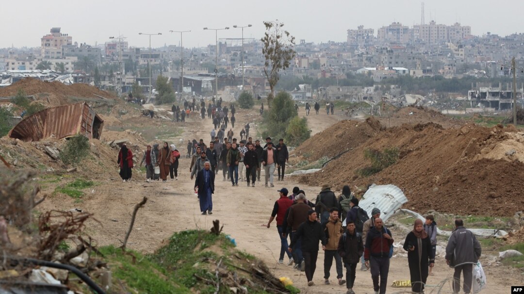Raseljeni Palestinci prelaze koridor Netzarim dok se kreću ka sjevernim dijelovima pojasa Gaze 9. februara 2025.