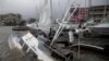 Un bote queda medio hundido en un muelle de la ciudad de Pensacola, Florida, al paso del huracán Sally el 16 de septiembre de 2020.