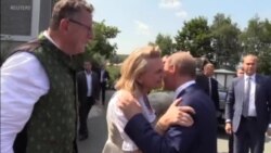 Путин беше гостин на свадбата на австриската министерка за надворешни работи Кнеисл.