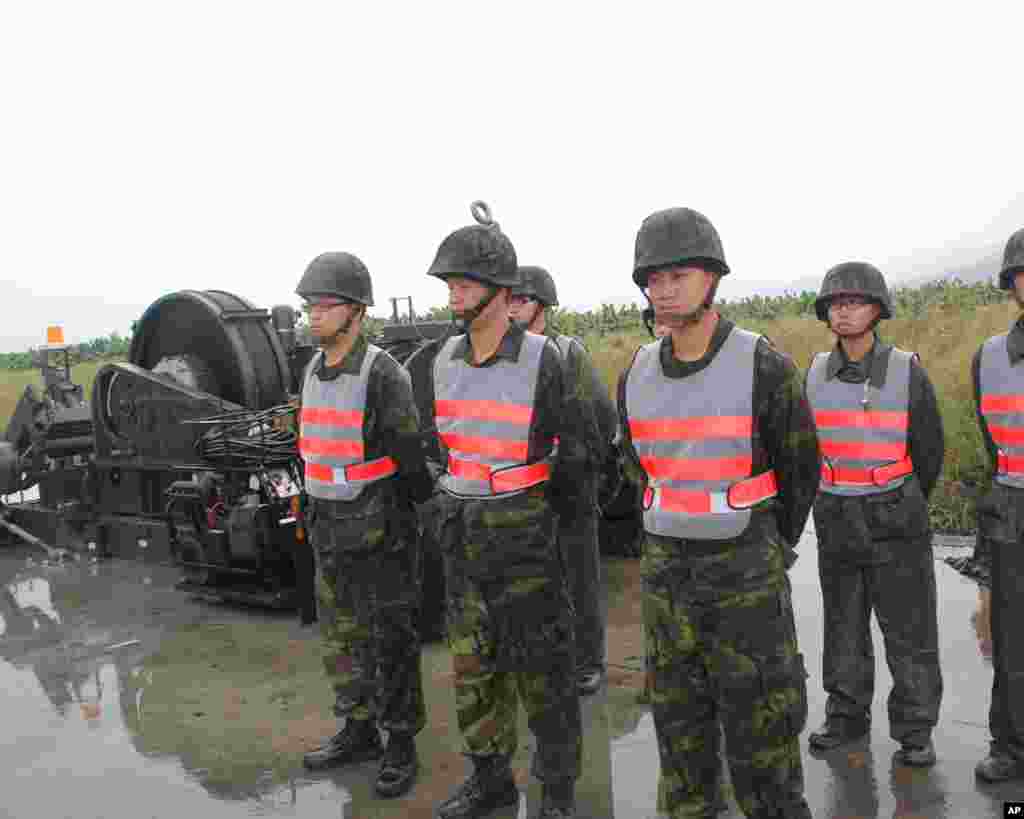 台湾军人站在设备旁边