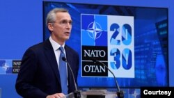 Sekretaris Jenderal NATO Jens Stoltenberg memberikan keterangan pers di Brussel, Belgia, Kamis (18/2). 