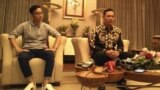 Agus Harimurti Yudhoyono putra sulung mantan Presiden Susilo Bambang Yudhoyono bersama dengan putra Sulung Presiden Joko Widodo Gibran Rakabuming (VOA/Andylala Waluyo)