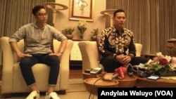 Agus Harimurti Yudhoyono putra sulung mantan Presiden Susilo Bambang Yudhoyono bersama dengan putra Sulung Presiden Joko Widodo Gibran Rakabuming (VOA/Andylala Waluyo)