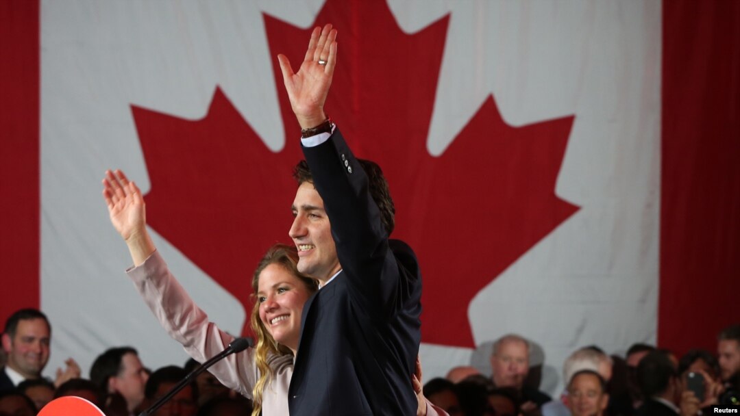 Pemimpin Partai Liberal Justin Trudeau bersama istrinya Sophie Gregoire saat memberikan pidato kemenangan usai pemilihan umum di Montreal, Quebec, Kanada (19/10). (Reuters/Christinne Muschi)