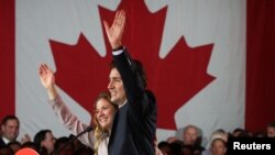 Pemimpin Partai Liberal Justin Trudeau bersama istrinya Sophie Gregoire saat memberikan pidato kemenangan usai pemilihan umum di Montreal, Quebec, Kanada (19/10). (Reuters/Christinne Muschi)