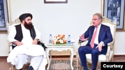 Menteri Luar Negeri Taliban Afghanistan Amir Khan Muttaqi mengadakan pertemuan bilateral dengan Menteri Luar Negeri Pakistan Shah Mehmood Qureshi menjelang pertemuan tingkat tinggi Organisasi Kerja Sama Islam (OIC). (Foto: Kementerian Luar Negeri Pakistan)