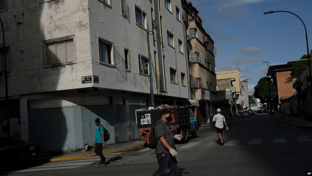 Peatones con tapabocas caminan en la zona de Chacao de Caracas, Venezuela.