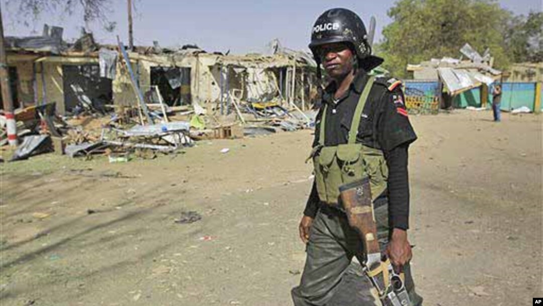 Seorang polisi Nigeria mengamankan pasar di kota Kano pasca serangan Boko Haram (Foto: dok). Pasar di Kano kembali menjadi sasarangan serangan hari Rabu 18/11.