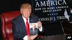 Donald Trump, candidat aux primaires républicaines pour la présidentielle américaine de 2016, présente son livre de campagne, 3 novembre 2015. (Photo by Greg Allen/Invision/AP)