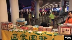 香港支联会“中秋民主灯火行动”毋忘中国异见人士- 美国之音图片/海彦拍摄