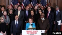 낸시 펠로시 미 하원의장이 25일 연방 의사당에서 의원들이 지켜보는 가운데 트럼프 대통령이 선포한 '국가비상사태' 저지 결의안과 관련해 기자회견을 하고 있다.