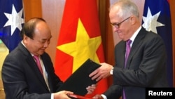 PM Vietnam Nguyen Xuan Phuc dan PM Australian Malcolm Turnbull menandatangani perjanjian kemitraan strategis di Canberra, Australia (15/3). 