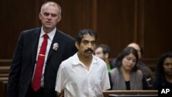 Conrado Juarez, 52, tersangka pembunuhan "Baby Hope" yang berusia empat tahun pada 1991, di pengadilan kriminal New York. (AP/John Minchillo)