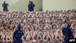 Handout picture released on April 25, 2020 by El Salvador&#39;s Presidency press office showing inmates at the Izalco prison, northwest of San Salvador, are seen during a security operation after President Nayib Bukele decreed a maximum emergency in all penitentiary centers housing gang members.