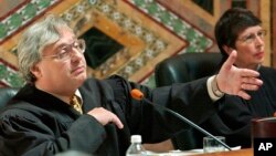 FILE - Judge Alex Kozinski, of the 9th U.S. Circuit Court of Appeals, gestures as Chief Judge Mary Schroeder looks on in San Francisco, Sept. 22, 2003.