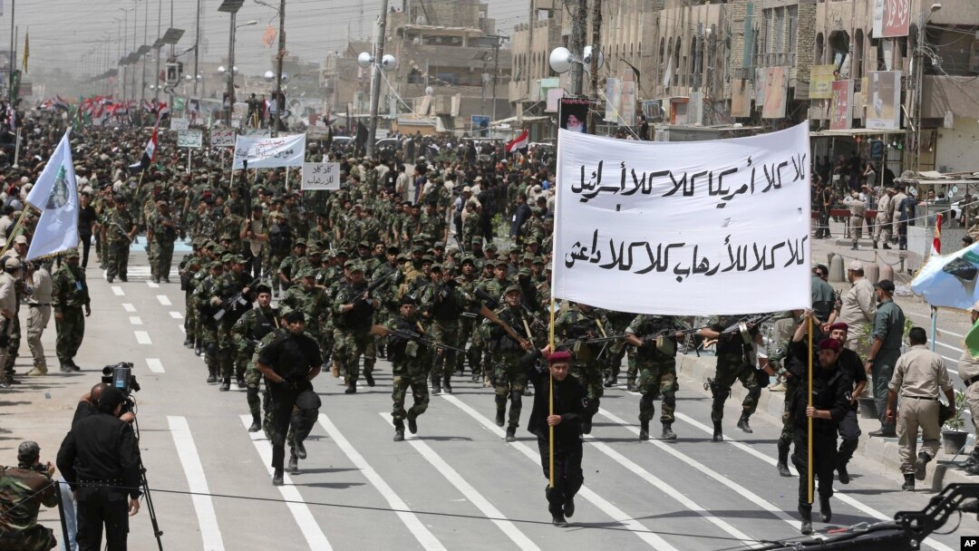 Pejuang Syiah bersenjata berat hari Sabtu (21/6) berparade di Baghdad.