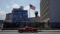 ARCHIVO - Un automóvil clásico pasa frente a la Embajada de Estados Unidos en La Habana, Cuba, el 10 de noviembre de 2021. 