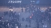 Petugas keamanan di dalam stadion bergerak ke arah para penonton yang membawa bendera Israel dalam pertandingan antara Prancis melawan Israel di Stade de France, Paris, pada 14 November 2024. (Foto: AFP/Franck Fife)