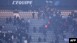 Petugas keamanan di dalam stadion bergerak ke arah para penonton yang membawa bendera Israel dalam pertandingan antara Prancis melawan Israel di Stade de France, Paris, pada 14 November 2024. (Foto: AFP/Franck Fife)