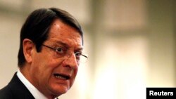 Presiden Siprus Nicos Anastasiades dalam konferensi pegawai negeri di Nicosia menegaskan bahwa negaranya tidak akan meninggalkan mata uang Euro. (29/3)