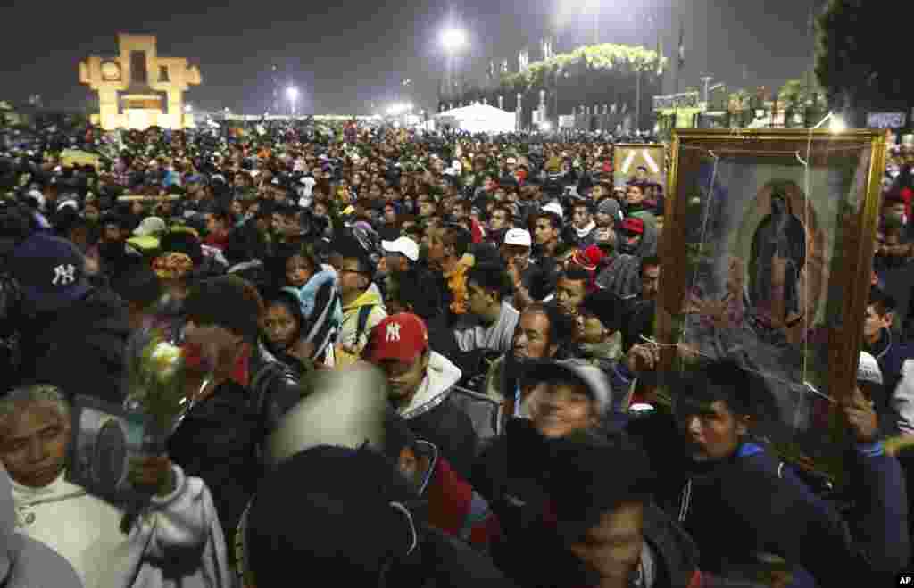 Los peregrinos llegan a la plaza frente a la Basílica de Guadalupe en la Ciudad de México, el jueves 12 de diciembre de 2019.&nbsp;