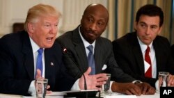 Dari kiri: Presiden AS Donald Trump, CEO Merck Kenneth Frazier, dan CEO Ford Mark Fields dalam sebuah acara di Gedung Putih 23 Februari 2017 (foto: dok). 