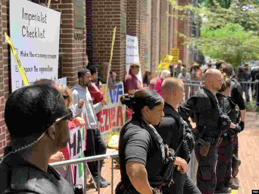 La Policía y el Servicio Secreto de EE.UU. están presentes frente a la Embajada de Venezuela en Washington, para evitar disturbios.&nbsp;