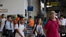 Staf lokal maupun asing sebuah NGO di kota Sittwe tiba di bandara penerbangan domestik kota Rangoon, menyusul serangan warga Budha ke kantor-kantor dan rumah kediaman para pekerja asing di kota tersebut (27/3)