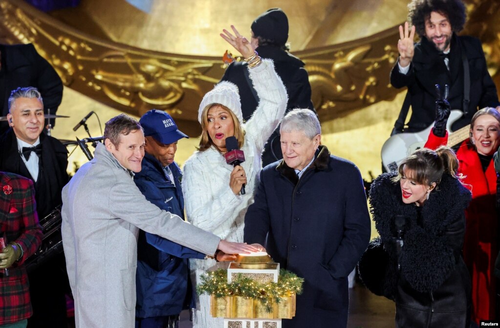 El alcalde de Nueva York, Eric Adams, fue el encargado de oprimir el botón durante la ceremonia, que también contó con la presencia de diferentes artistas y personalidades. 