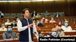 عمران خان قومی اسمبلی کے اجلاس سے خطاب کر رہے ہیں۔ 