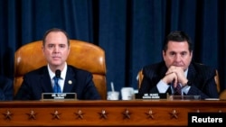 El presidente de la Comisión de Inteligencia de la Cámara de Representantes, Adam Schiff, demócrata por California, y el miembro republicano de la Comisión, Devin Nunes, de California, durante la audiencia de juicio político al presidente Donald Turmp el 20 de noviembere de 2019.