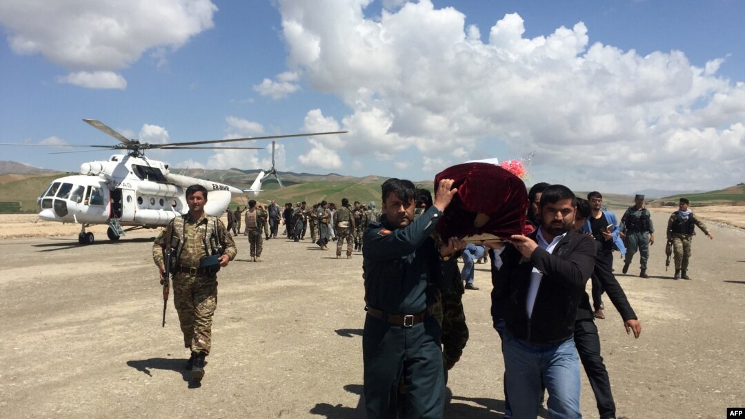 Kerabat membawa peti mati seseorang yang tewas dalam serangan Taliban di pPovinsi Takhar, Afghanistan, 23 April 2017. (Foto: AFP)