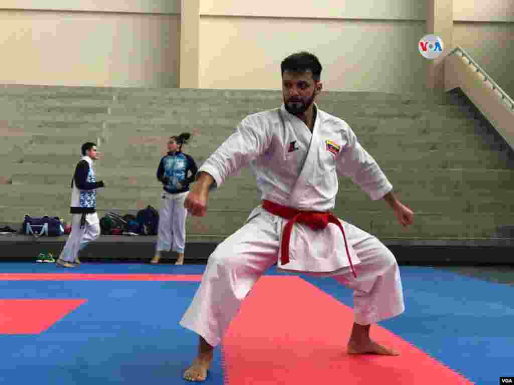 Antonio Díaz, miembro de la selección nacional de karate de Venezuela, es el deportista que más medallas ha ganado en la historia del Campeonato Mundial de esa disciplina. En la foto, Díaz entrena en Lima, Perú, durante los Juegos Panamericanos 2019.