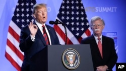 Presiden AS Donald Trump bersama penasihat keamanan nasional AS John Bolton (kanan) pada konferensi pers di markas NATO di Brussels, Belgia 12 Juli 2018 (foto: dok). 