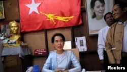 Pemimpin oposisi pro-demokrasi Aung San Suu Kyi berbicara dalam konferensi pers memperingati 25 tahun partainya, National League for Democracy (NLD) di kantornya di Rangoon, Myanmar, 27/9/2013.