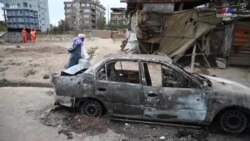 Թալիբանի զինյալները պահակ են կանգնած պայթեցված մեքենայի մոտ