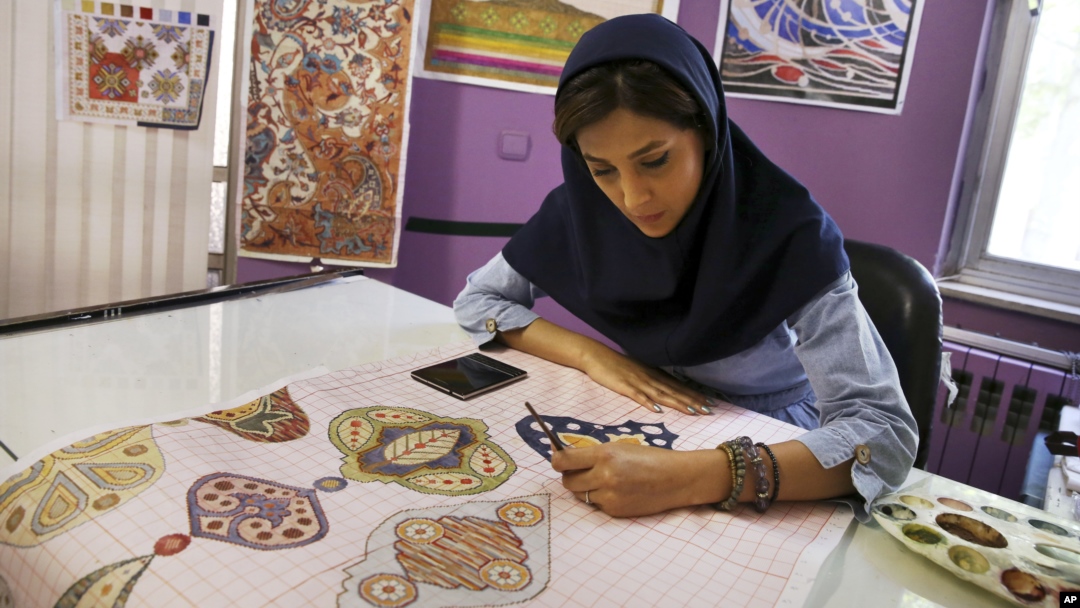 یک زن طراح نقش قالی در آذربایجان