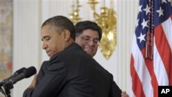 အမေရိကန်သမ္မတ Barack Obama နဲ့ အိမ်ဖြူတော် အရာရှိချုပ် Jack Lew ကို အိမ်ဖြူတော်တွင် တွေ့ရစဉ်။ (ဇန်နဝါရီလ ၉ရက်၊ ၂၀၁၂)