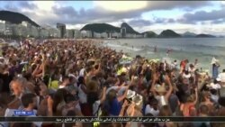 نیایش دسته جمعی معتقدان به خدای دریا در برزیل