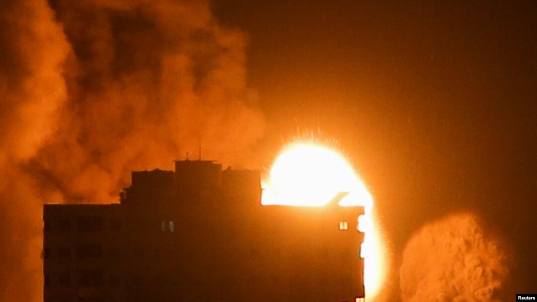 Dim i plamen iznad zgrade tokom izraelskih vazdušnih udara, usred rasplamsavanja izraelsko-palestinskog nasilja, u Gazi 17. maja 2021. Foto: (REUTERS/Ibraheem Abu Mustafa)