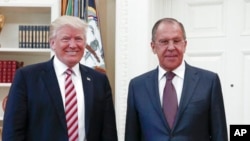 Le président américain Donald Trump et le chef de la diplomatie russe Sergueï Lavrov à la Maison Blanche, le 10 mai 2017.