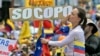 La líder de la oposición venezolana María Corina Machado saluda durante un mitin de campaña del candidato presidencial Edmundo González, en Barinas, Venezuela, el 6 de julio de 2024. (Foto de Juan BARRETO / AFP)