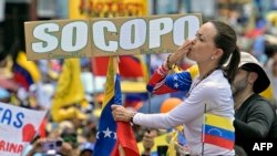 La líder de la oposición venezolana María Corina Machado saluda durante un mitin de campaña del candidato presidencial Edmundo González, en Barinas, Venezuela, el 6 de julio de 2024. (Foto de Juan BARRETO / AFP)