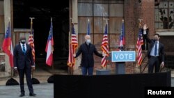 U.S. President-elect Joe Biden stands between Democratic U.S. Senate candidates Rev. Raphael Warnock and Jon Ossoff ahead of their January 5 runoff elections in Atlanta, Georgia. (File)