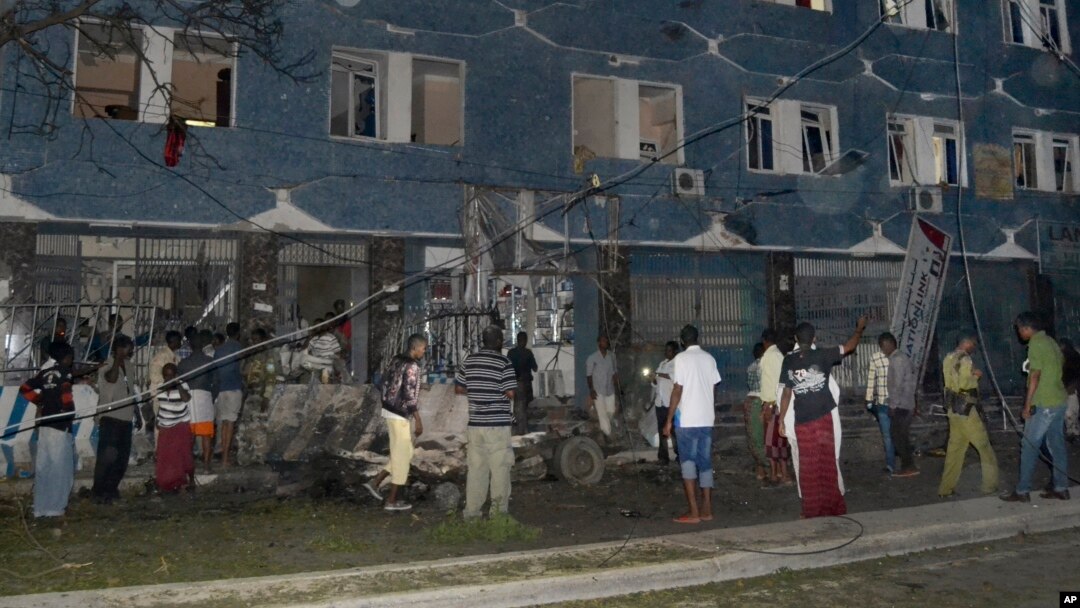 Pasukan keamanan Somalia mengepung hotel pasca serangan militan di Mogadishu, 10 Juli lalu (foto: dok). Militan menyerbu restoran di Mogadishu Kamis malam, 25/8. 