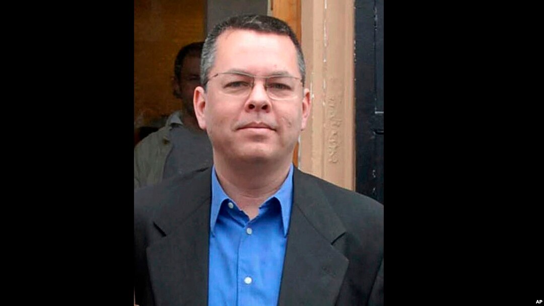 ARSIP – Foto yang tidak bertanggal ini menampilkan Andrew Brunson, seorang pendeta asal AS berdiri di Izmir, Turki (foto: DHA-Depo Photos via AP, Arsip)