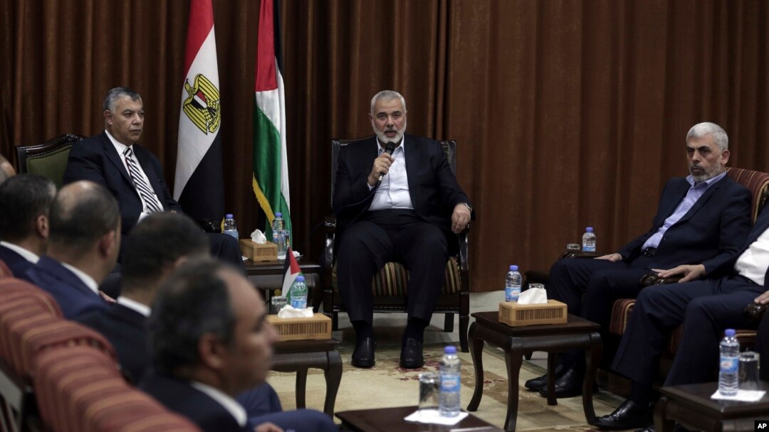 Pemimpin politik Hamas, Ismail Haniyeh (tengah) dan delegasi Hamas bertemu Kepala Intelijen Mesir Khaled Fawzy, menjelang pertemuan Hamas dan Fatah yang dimediasi Mesir di Kairo. 