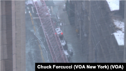 Au moins un mort dans l’effondrement d’une grue à New York, vendredi 5 février 2016 (Photo Chuck Forcucci, VOA New York)