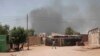 De la fumée s'élève à l'arrière-plan d'un quartier de Khartoum, au Soudan, le mercredi 3 mai 2023.